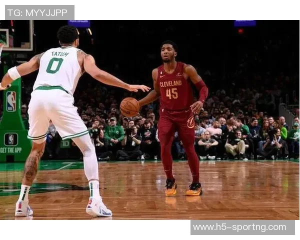 巨星表现！多诺万米切尔全场狂砍37分8篮板6助攻三分命中率高达55