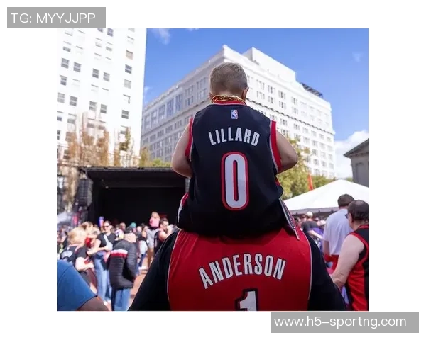 开拓者官方发布庆祝海报利拉德与杨瀚森携手替补席欢庆胜利