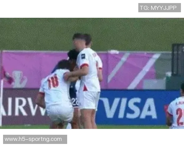 约旦门将挥拳庆祝却愣在原地目睹皮球意外入网的瞬间